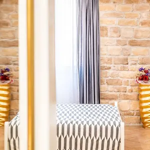 Lilly Apartment Split